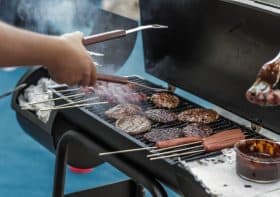 Ist Gas oder Holzkohle besser zum Grillen?